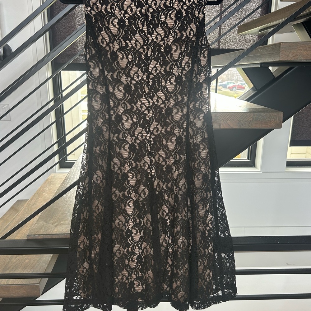 Elegant Black Lace Dress - Picture 3 of 3